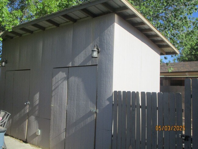Building Photo - NW 4 BR Home large yard/outdoor space