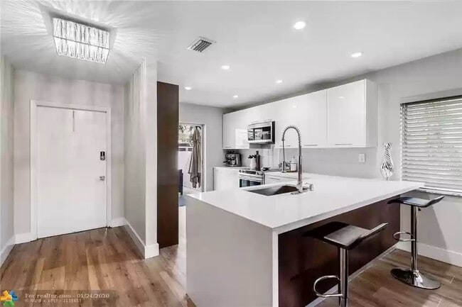 Building Photo - 9922 NW 65th Ct