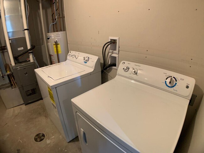 Building Photo - 3 Bed 3 Bath Single Family Home