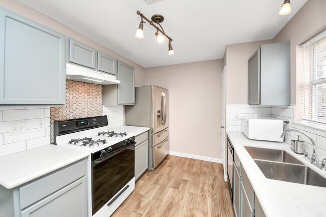 Building Photo - 3919 Vauxhall Dr S