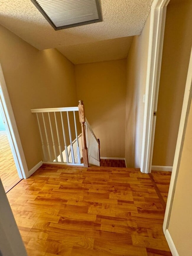 Building Photo - Spacious townhouse- 2 bed 2 bath with patio in great location!