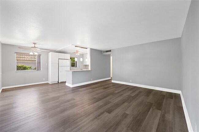 Building Photo - 220 Seville Dr
