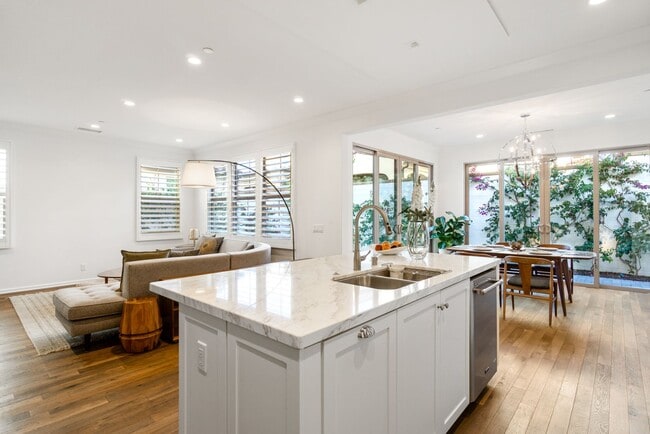 Building Photo - Thoughtfully Renovated 3 Bed, 2.5 Bath Sin...