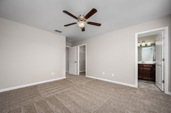 Building Photo - Luxury Townhome at the Boulevard