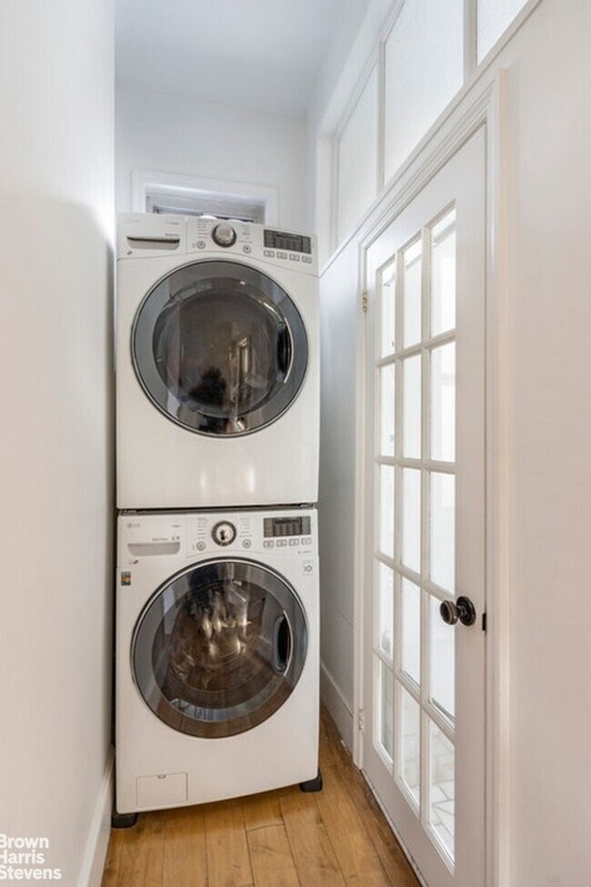 Building Photo - Townhouse Treasure