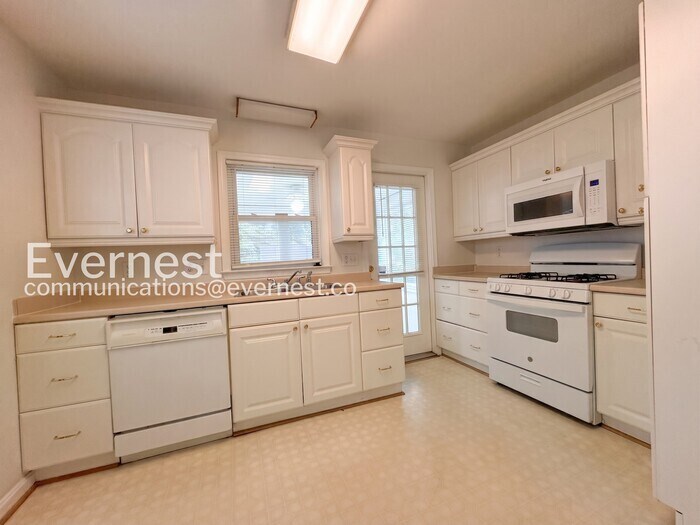 Building Photo - 5427 Varnum St
