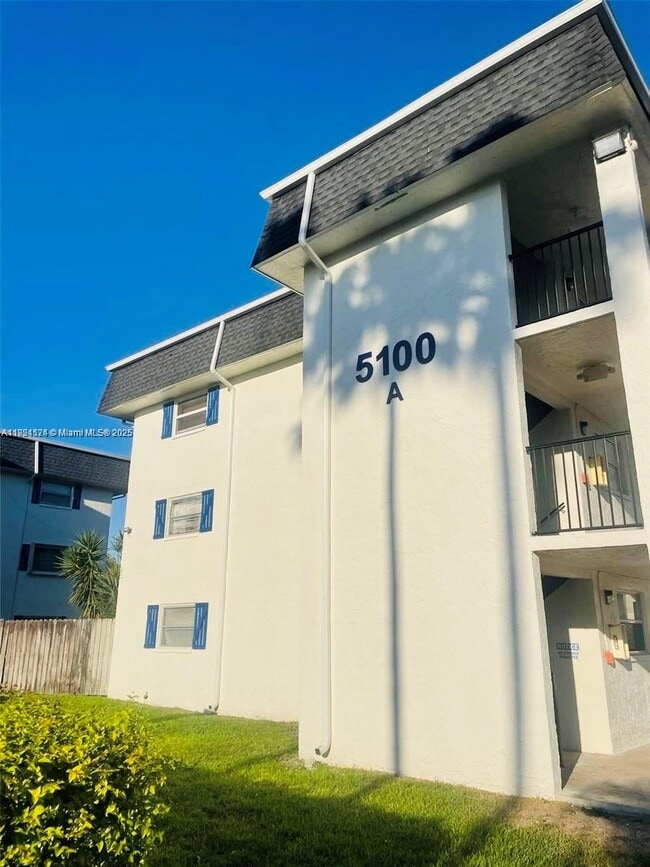 Building Photo - 5100 SW 64th Ave