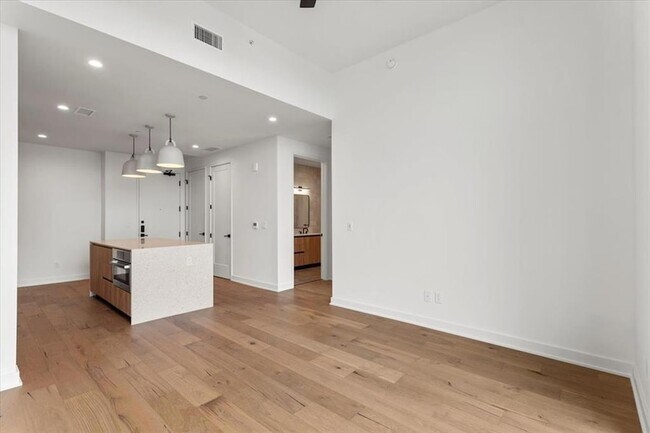 Building Photo - 84 East Ave