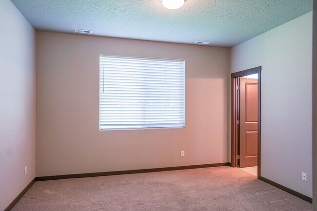 Building Photo - New to the market 3 bedroom 2 bath home.