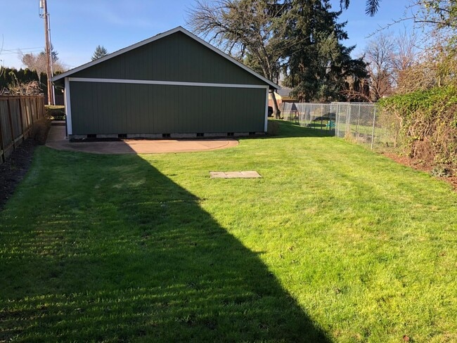 Building Photo - Updated 3 bedroom 2 bath house in Eugene!