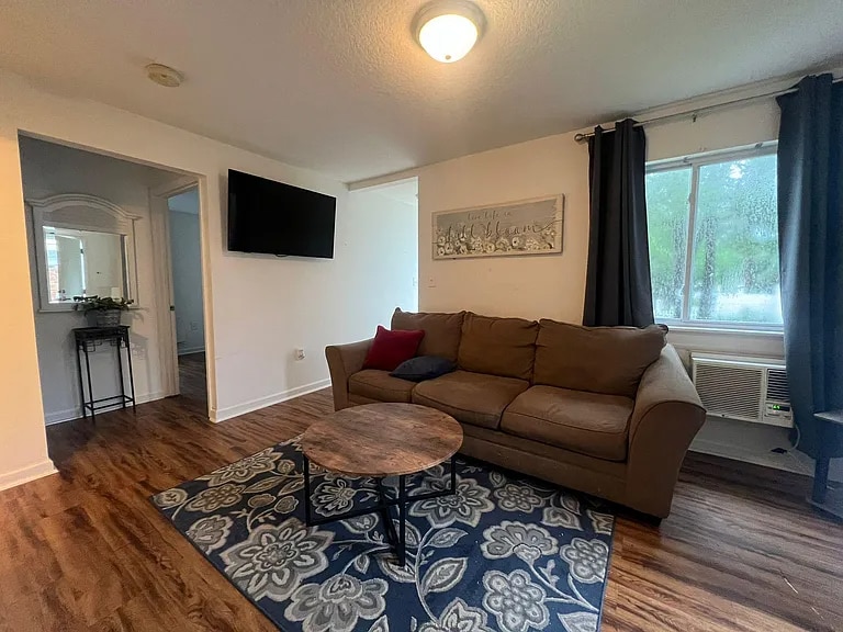 Building Photo - 702 Mitchell Dr