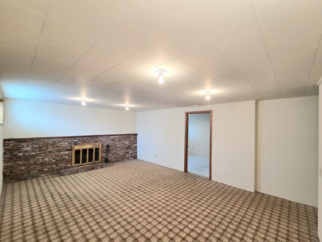 Building Photo - ** Oversized 4-Bedroom House w/ 2-Car Garage, & Fenced Backyard in a great Wenatchee Neighborhood!