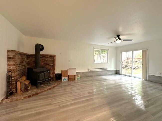 Building Photo - Welcome Home: Cozy 3BR/2BA Lake Holiday Re...