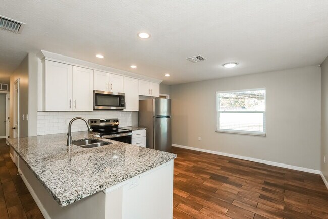 Building Photo - 3014 N Pineway Dr