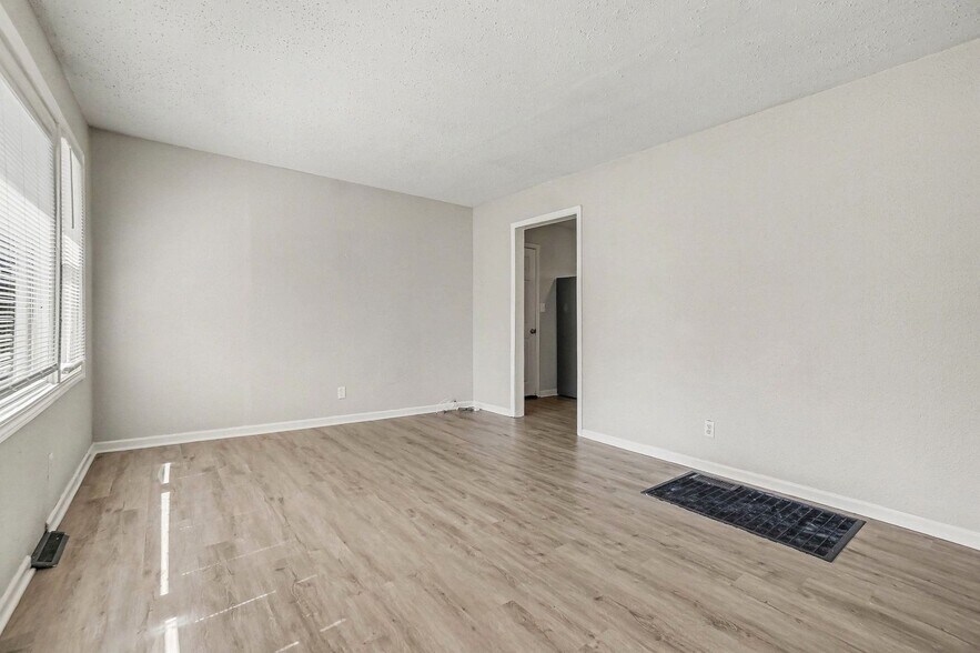 Building Photo - 3854 E 59th St