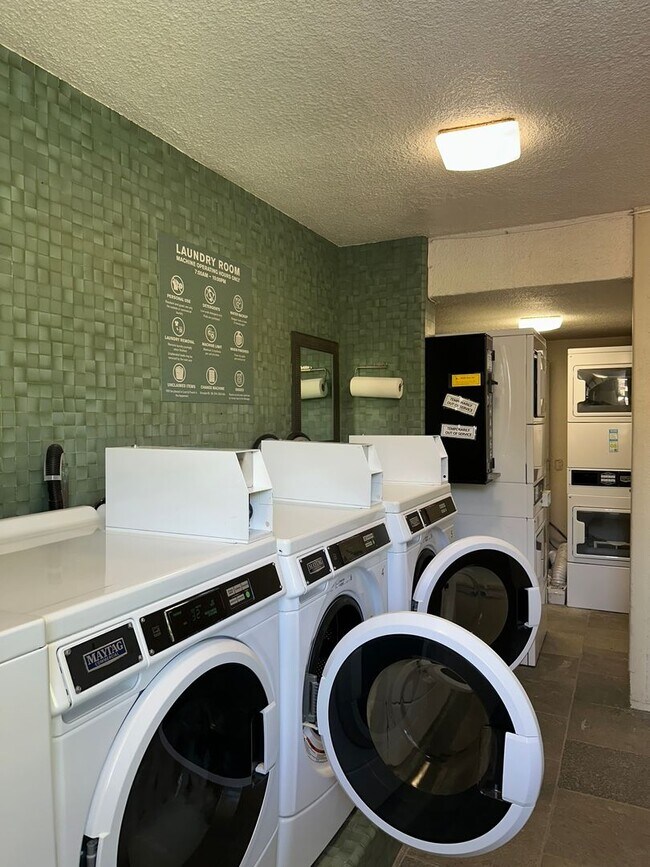 Building Photo - Gold Coast, Tropic Seas - 2BR/2BA/Street Parking Only