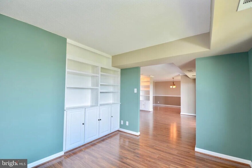 Building Photo - 307 Yoakum Pkwy