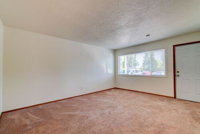 Building Photo - 2bed/1bath Available NOW! 1ST MONTH RENT F...