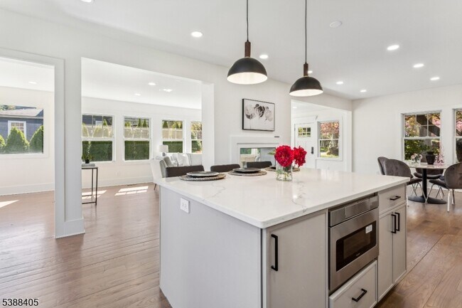 Building Photo - 648 E Broad St