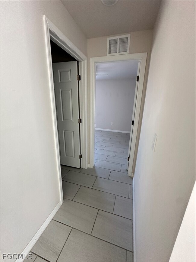 Building Photo - 604 SE 8th Terrace