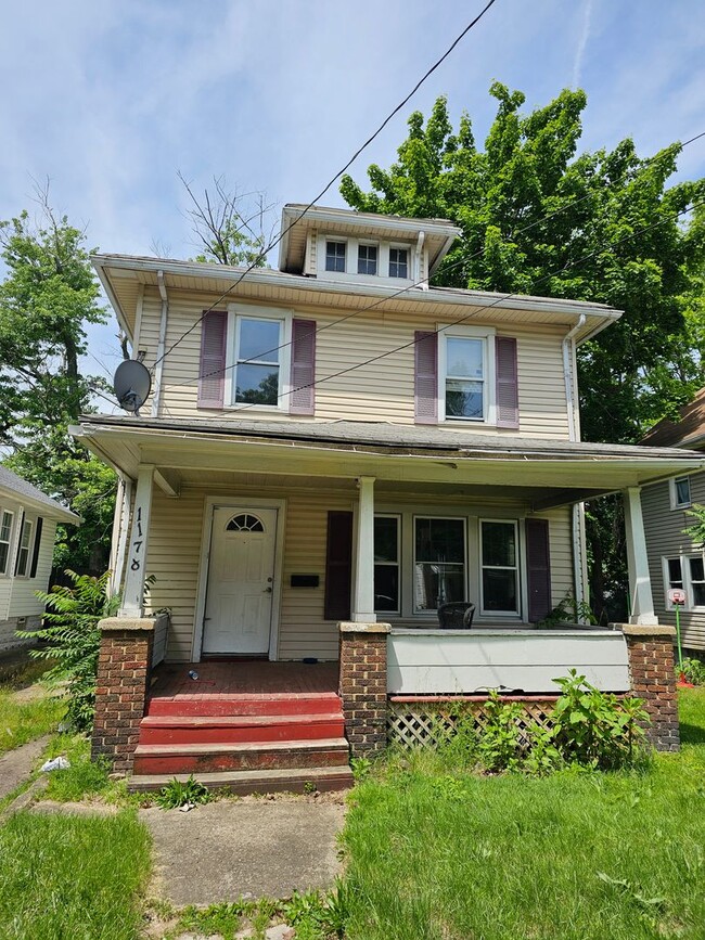 Building Photo - 1178 Pondview Ave
