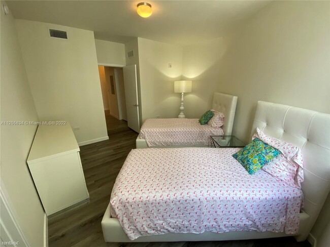 Building Photo - 2 br, 2 bath Condo - 999 SW 1st Ave Apt 1802