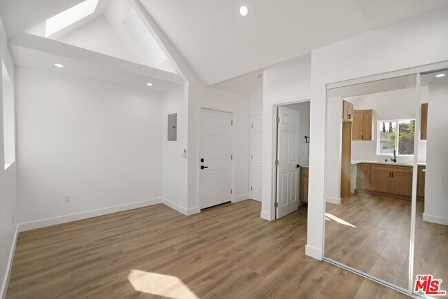 Building Photo - 607 E Fairview Blvd