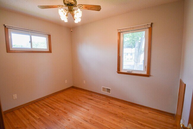 Building Photo - Charming 2-Bedroom Home with Natural Light...