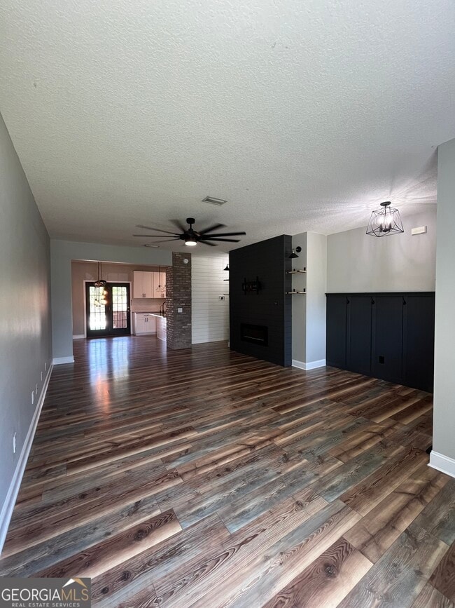 Building Photo - 213 Royal Palms Ave