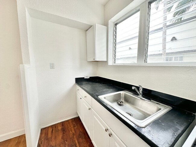 Building Photo - Spacious Studio on 12 Street between Eucli...