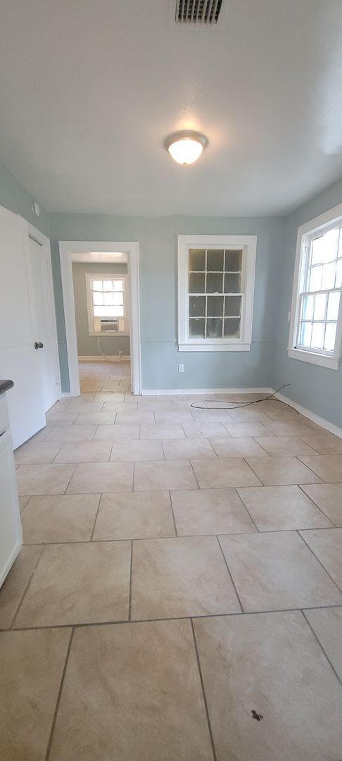 Building Photo - Beautiful 3 bedroom/1 bath Cottage with La...