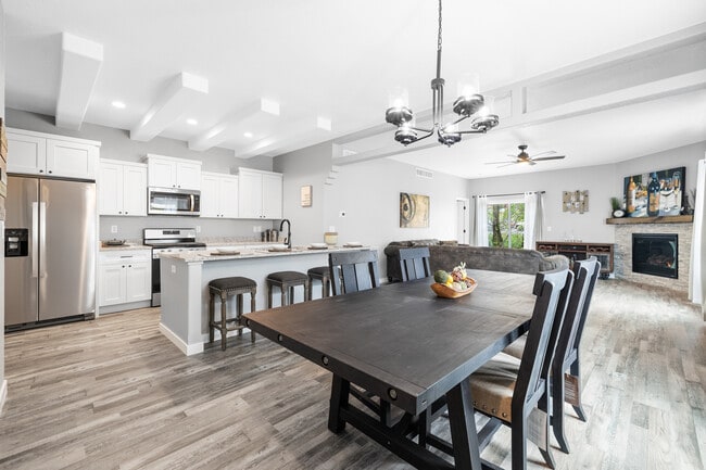 Building Photo - 1310 Daisy Dr