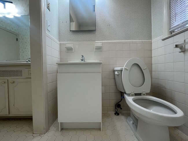 Building Photo - Beautiful Home!