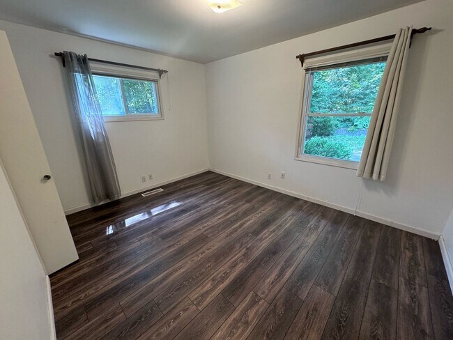 Building Photo - SPACIOUS HOME IN TRAVERSE CITY LOCATED NEAR NMC & EAST BAY