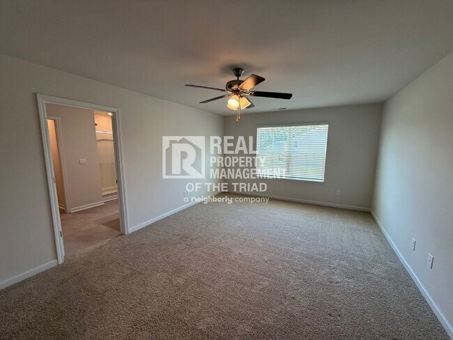 Building Photo - 4 Bedroom/3 Bath 2 Story House in Greensboro