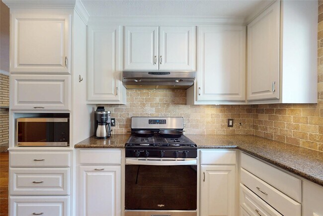 Building Photo - 2819 Fortuna Dr