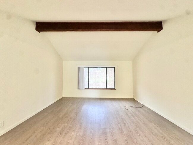 Building Photo - Stunning 3 bedroom 2.5 bathroom home in Folsom with large backyard