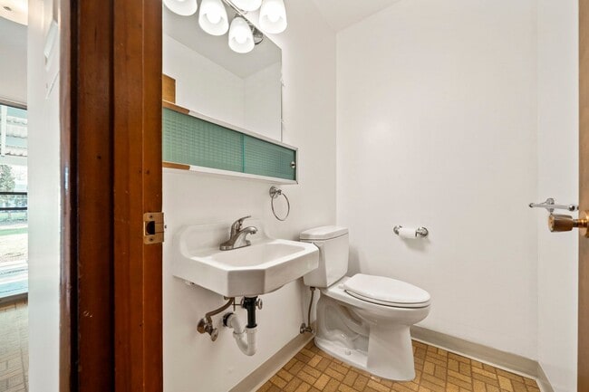 Building Photo - 330 E Jersey St