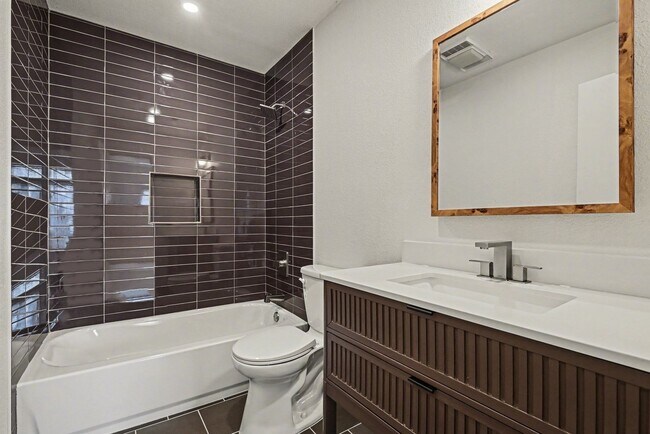 Building Photo - Beautifully updated 2-2.5-2 in Mistletoe Heights, Fort Worth!