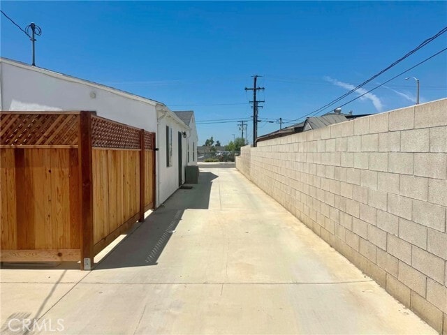Building Photo - 10916 Laurel Ave