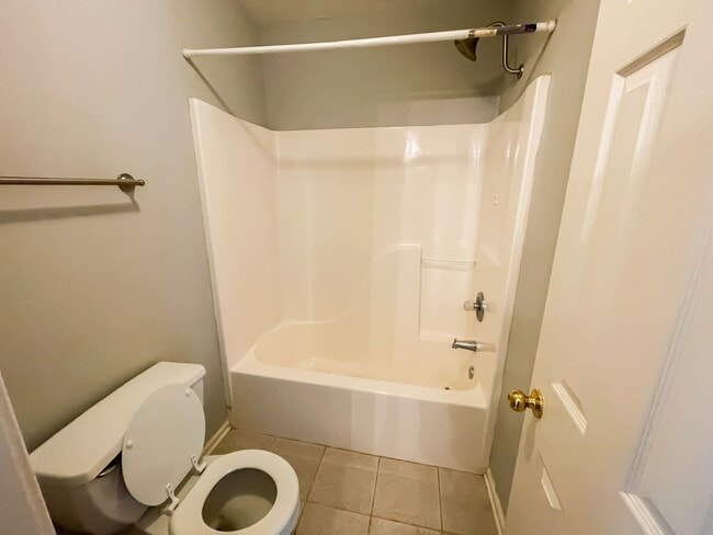 Building Photo - 4 Bedroom 2 Bath Townhouse in Pelham