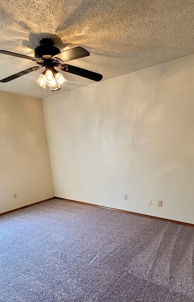 Building Photo - 3006 Hilldale Dr