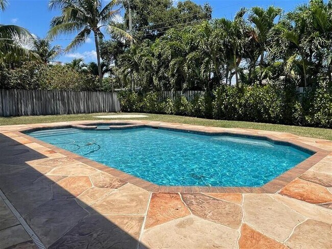 Building Photo - 2011 NE 31st St