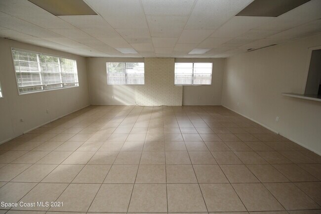 Building Photo - 581 Sylvia Rd