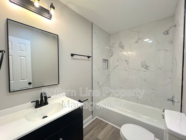 Building Photo - 1506 Lake St