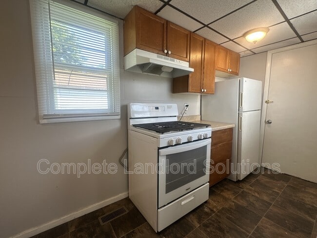Building Photo - 916 Kussner St
