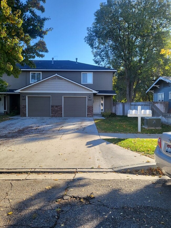 Building Photo - Cute Townhouse