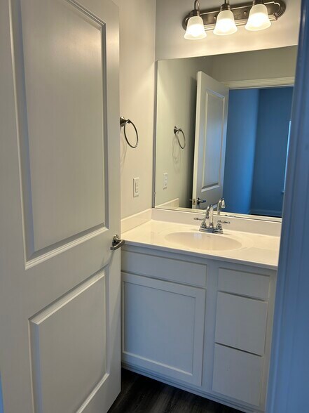 Building Photo - 530 Regency Cir