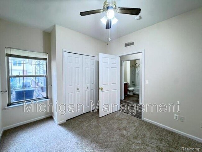 Building Photo - 488 Village Dr