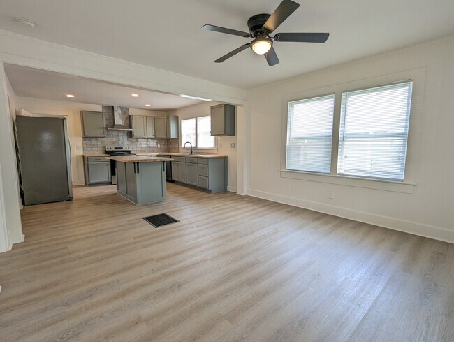 Building Photo - 108 Brown St